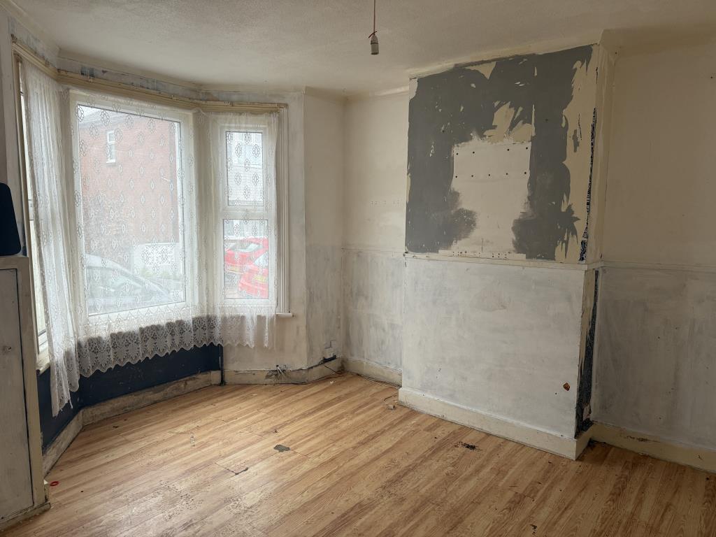Lot: 5 - HOUSE FOR REFURBISHMENT - Living Room in House in Need of Refurbishment